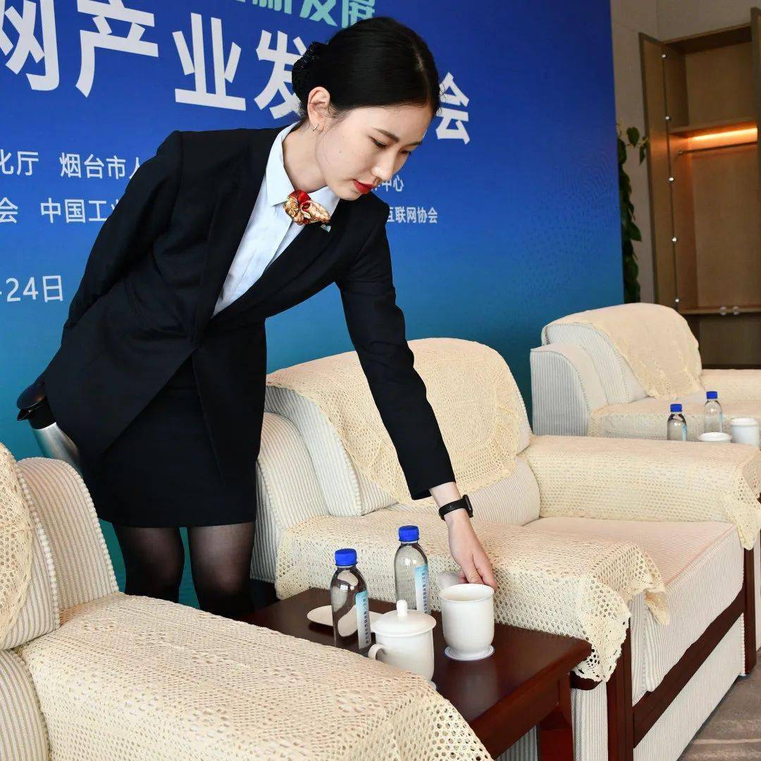 6月23日早上8点,会议参会人员陆续到场,在会展安保团队的指引下有序