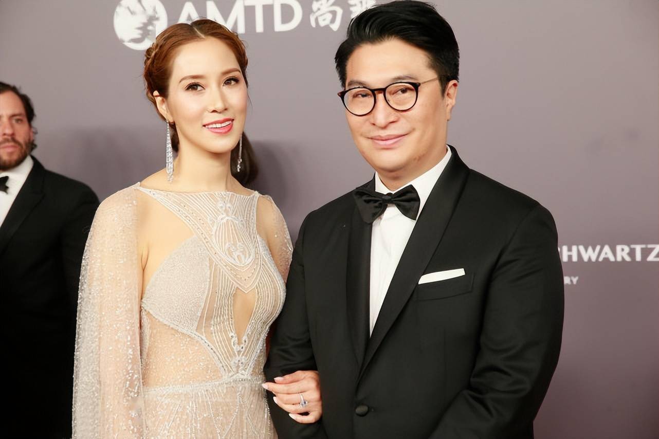 阔太徐子淇的魅力真不小穿镂空小白裙曲线优雅手挽老公很娇羞