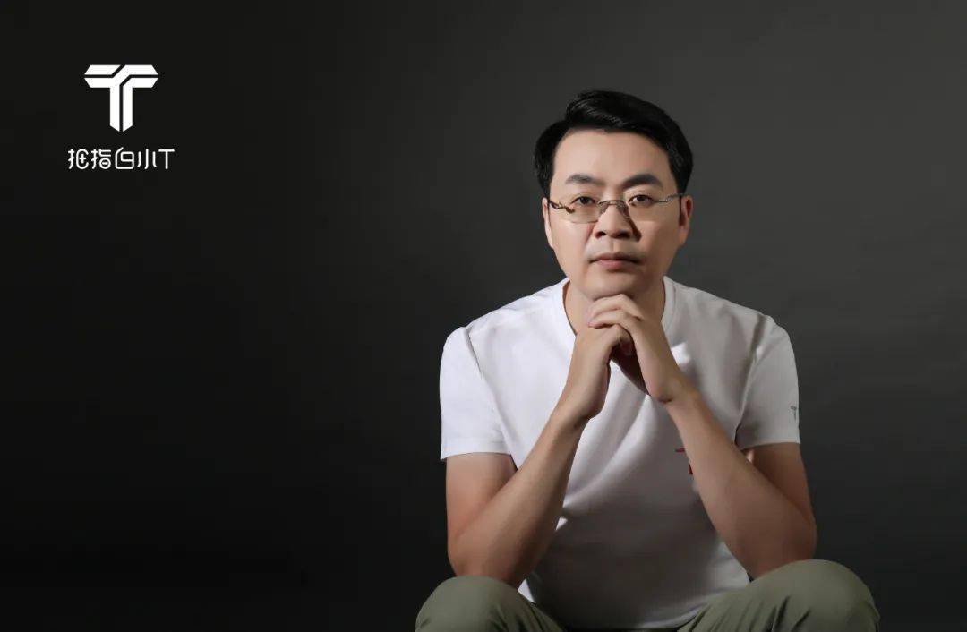 但事实是,作为白小t品牌的创始人,张勇正在拍摄火山岩保暖内衣的广告