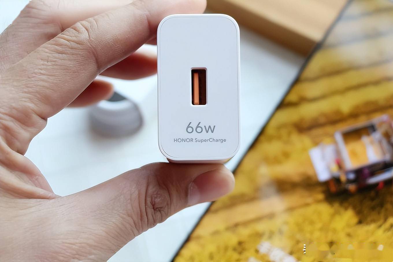 4系列的4600mah还高,而且搭配的也是66w快充,充电时间在45分钟左右