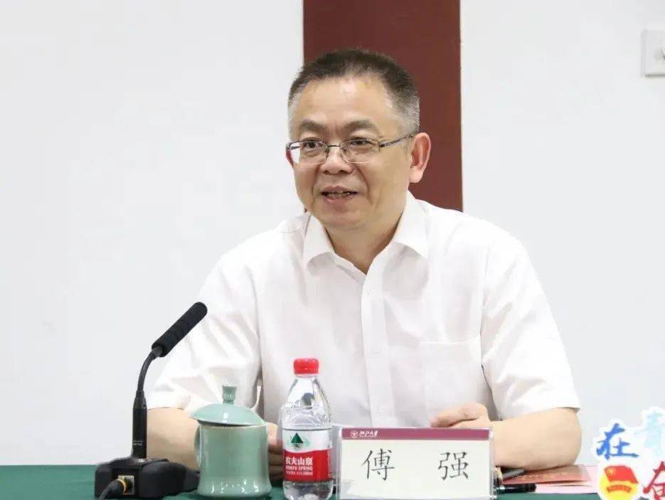 校党委副书记傅强为第24届研究生支教团授旗.