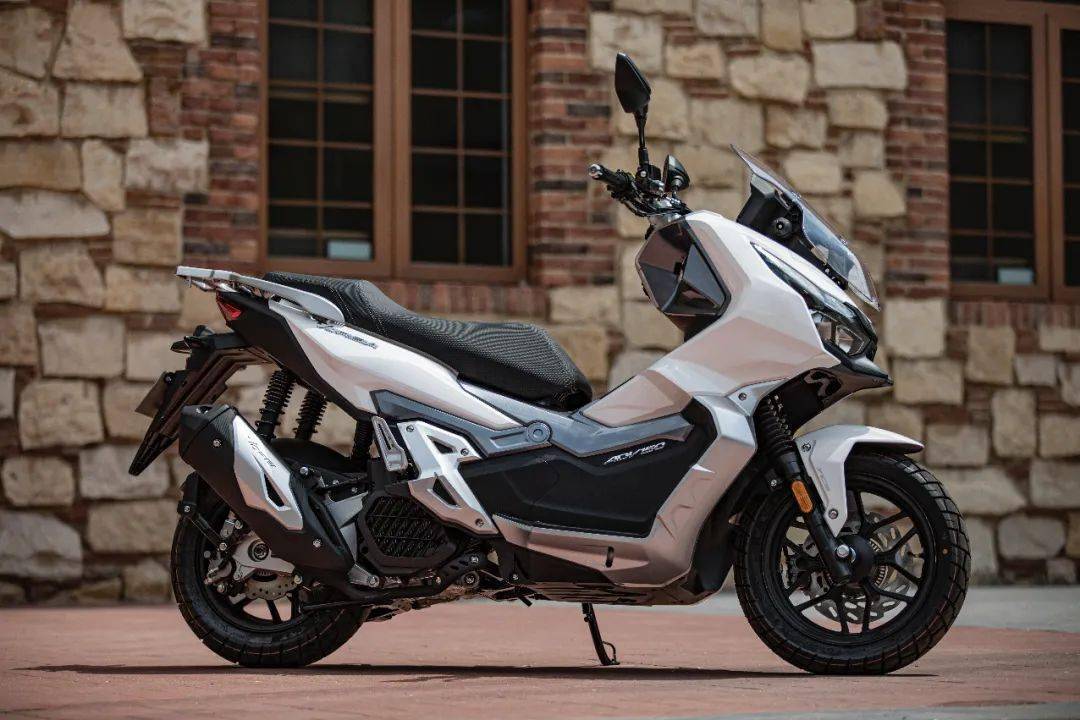 倔强的大阳攻克了这一行业难题,混动加tcs被率先用于当红车型adv150和