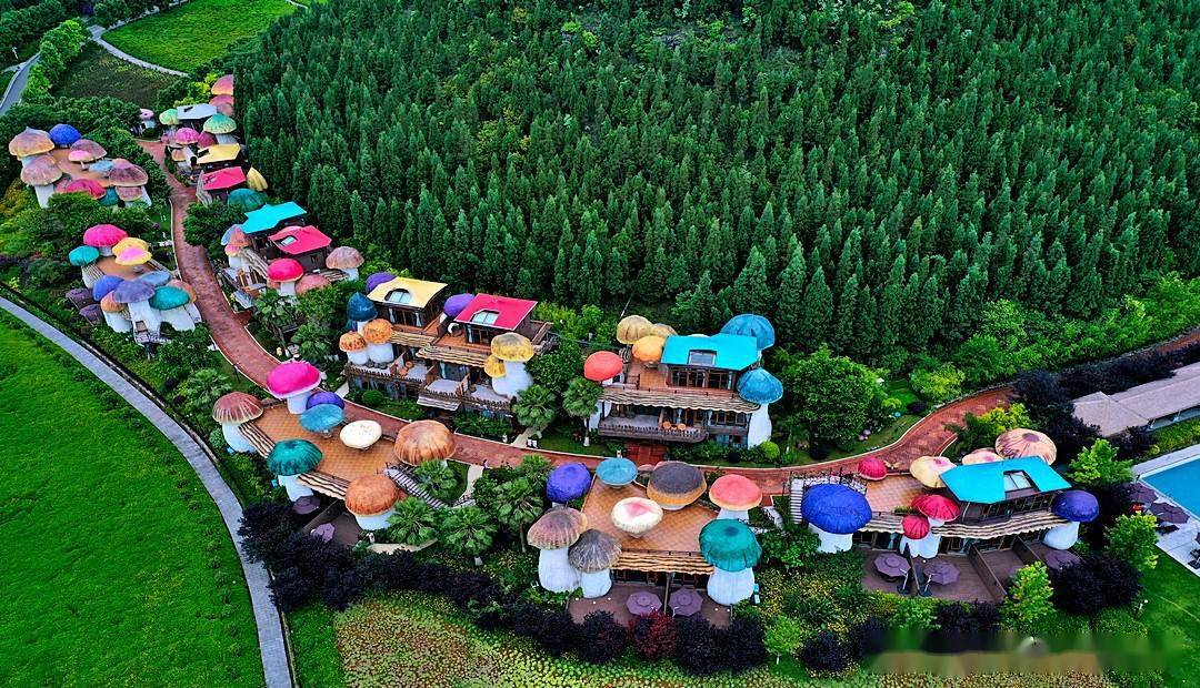 一个蓝精灵村庄,一座"色彩斑斓的童话城堡"_景区_紫柳_兴义市