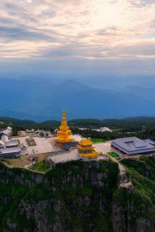 金頂的夏天,讓愛而不得成為往事_峨眉山_vol_山頂