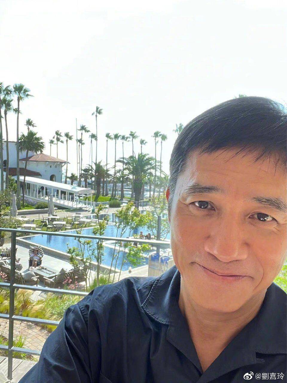 梁朝伟今年60岁了,素颜照中状态十分真实,头发有些许花白,抬头纹与