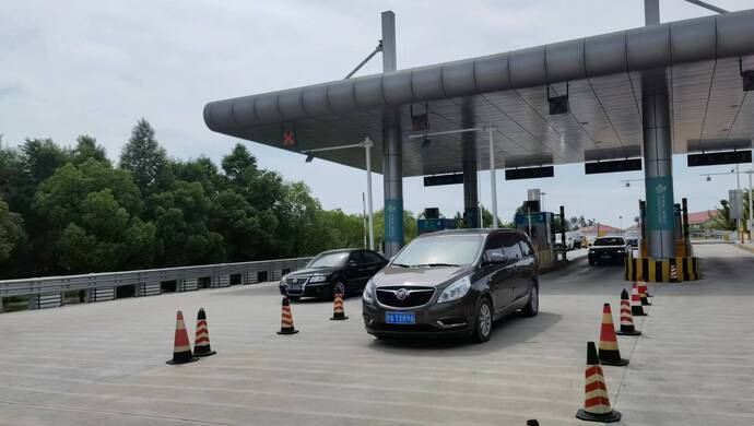 "今天上午9时左右,沈海高速朝阳东路收费站出口,一辆辆小客车有序进入