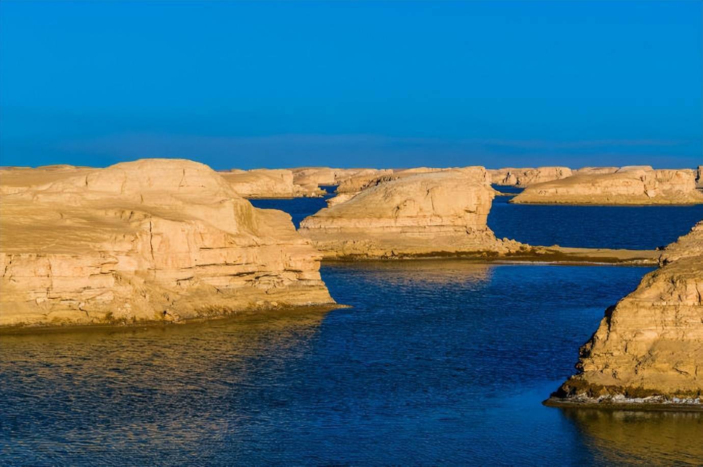 青海大柴旦水上雅丹地貌一个字绝