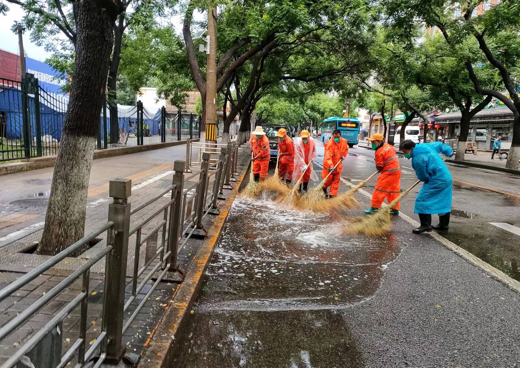 应对今晨雨情北京环卫工人推水作业进行中