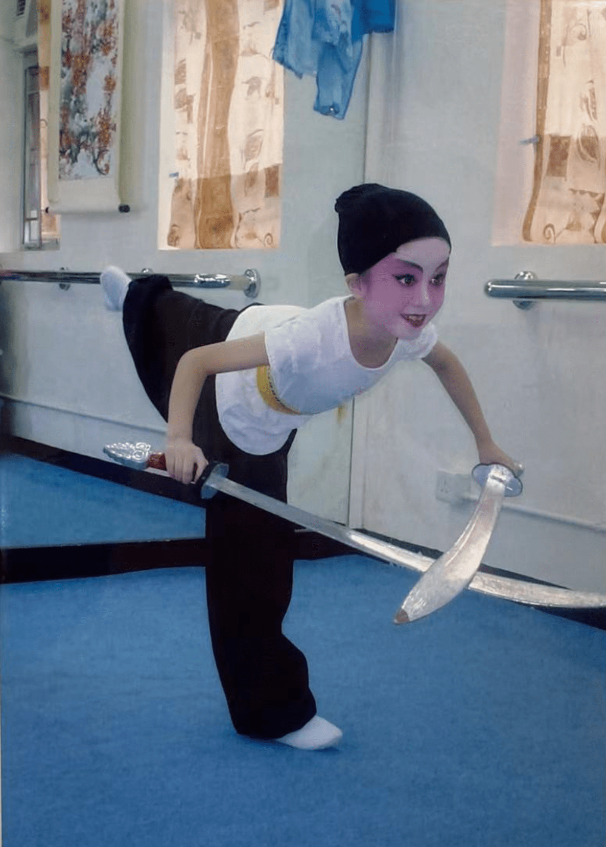 不过坦白讲,学好粤剧并不简单.因为胆小,我从小就很怕练功