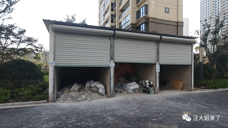 小区内的建筑垃圾房这样设置合理吗