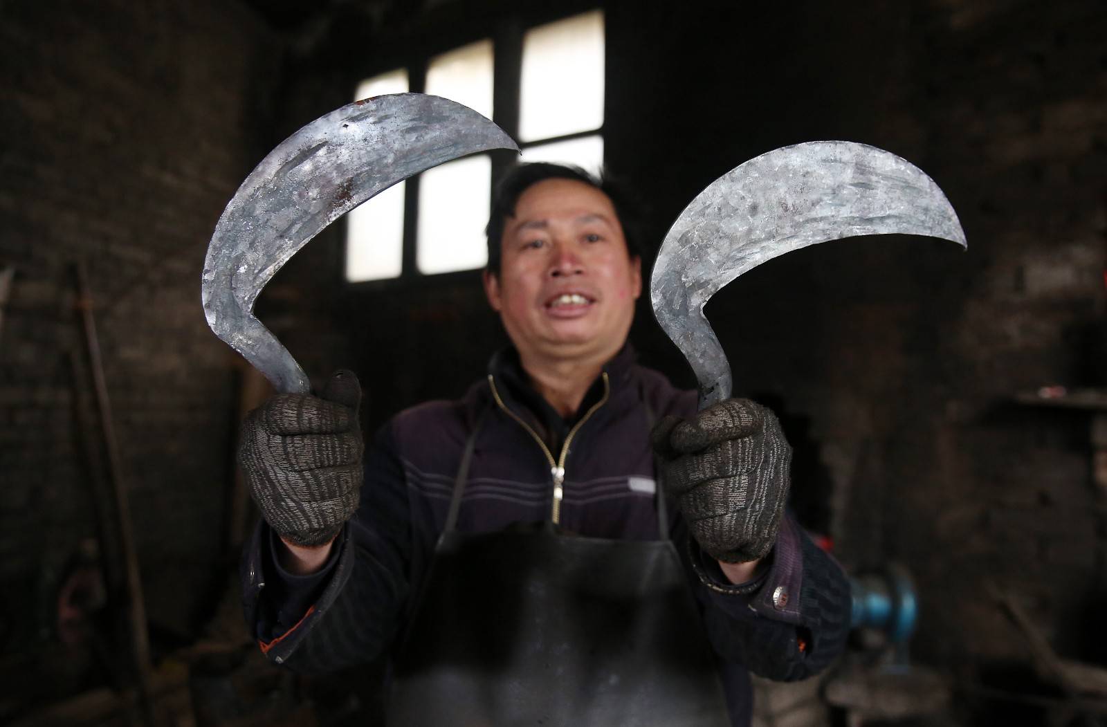 丹寨：赶制传统农具迎春耕_涂林念_刘珺珺_犁头