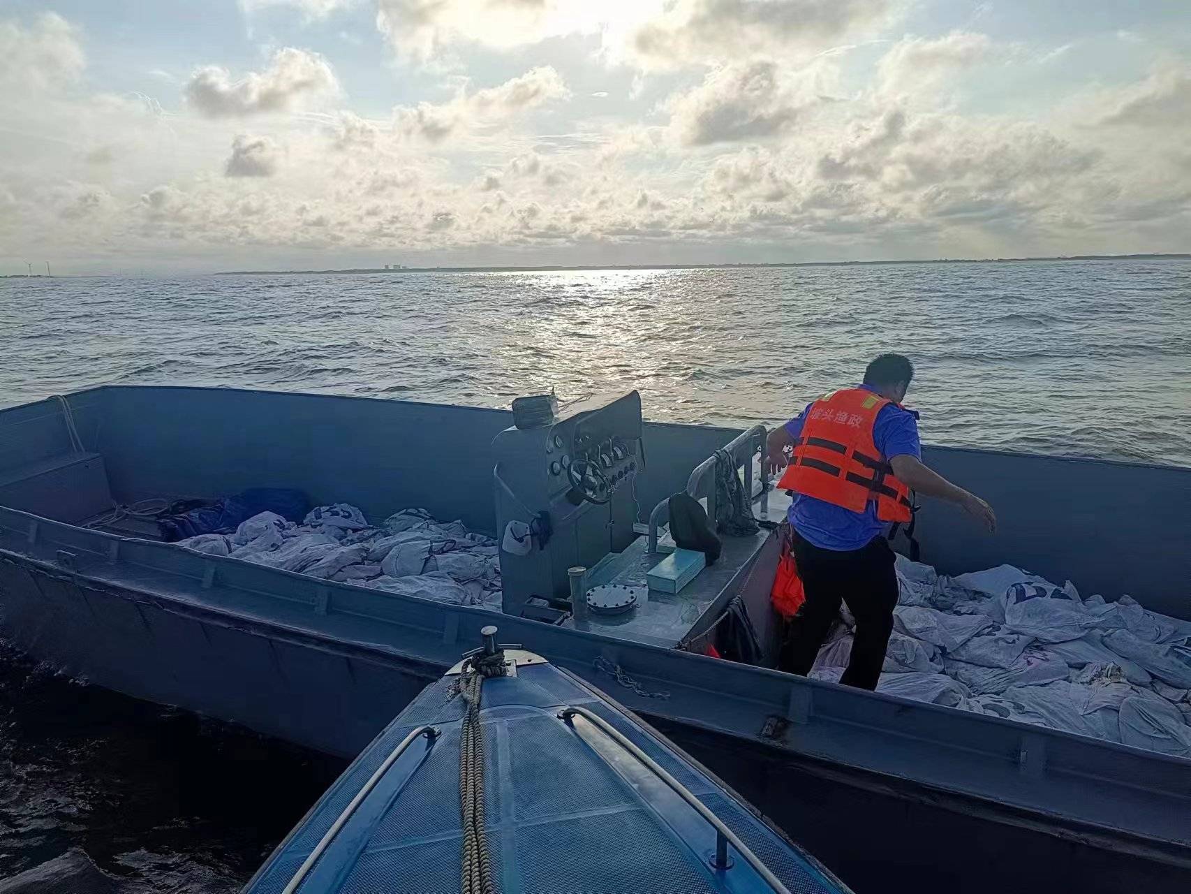 7小时追捕湛江徐闻查获走私快艇2艘冻品逾1吨