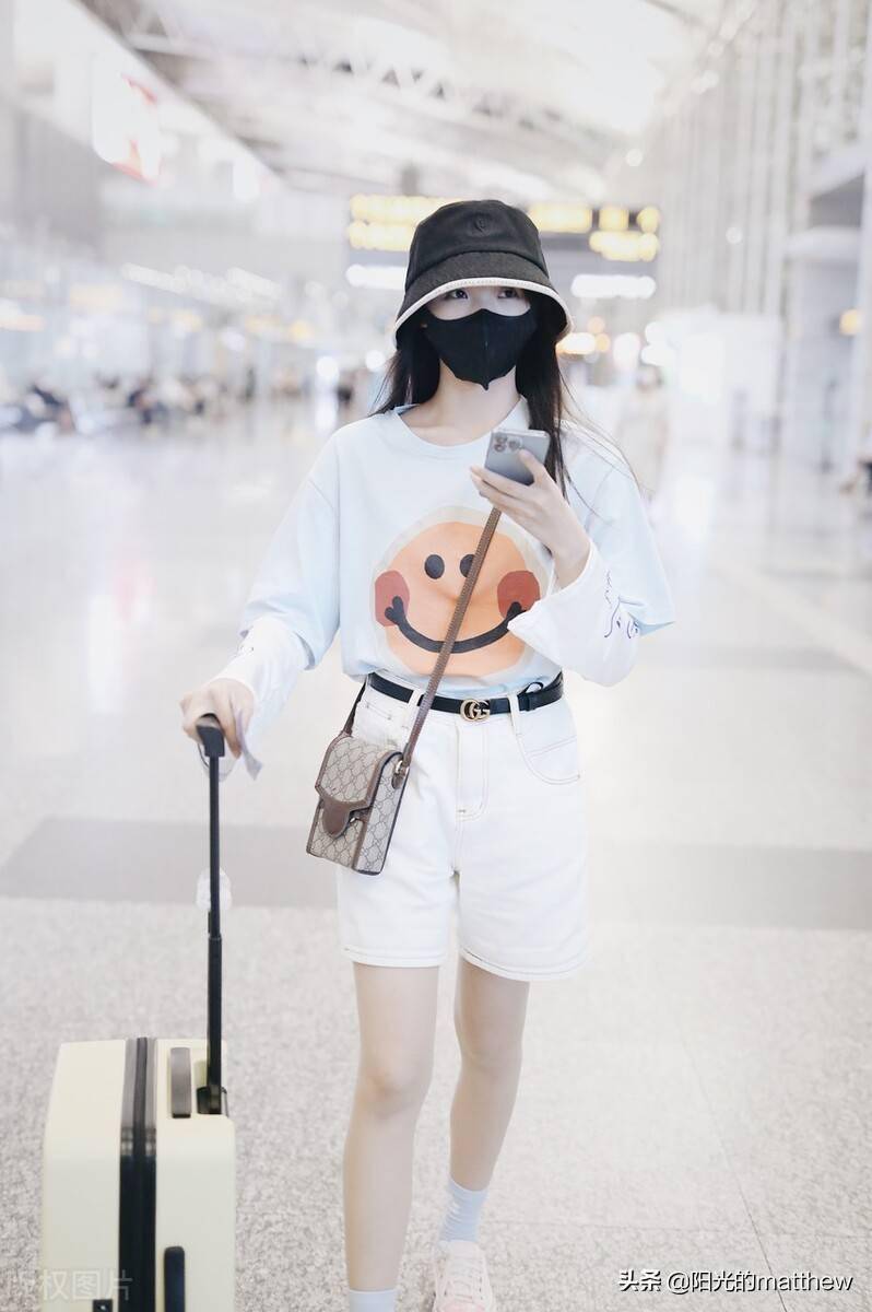 吕小雨穿短t搭短裤现身机场戴渔夫帽清纯可爱