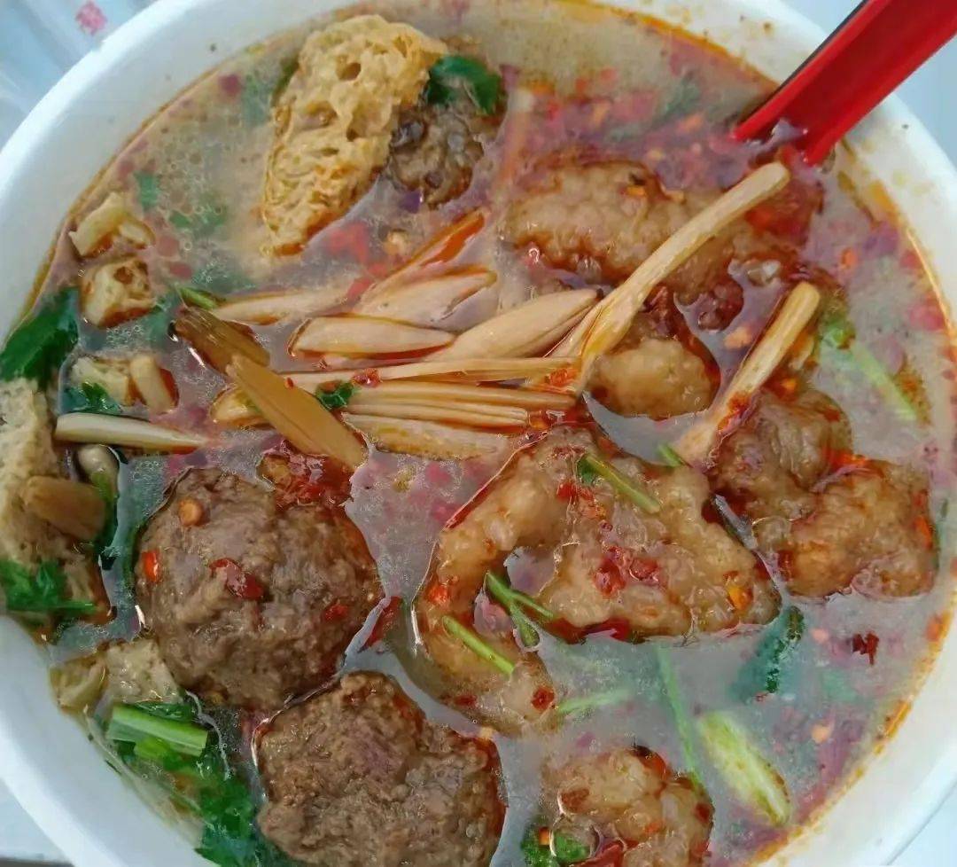 开封美食——灌汤包,四味菜例如清明上河园,开封府,包公祠等.