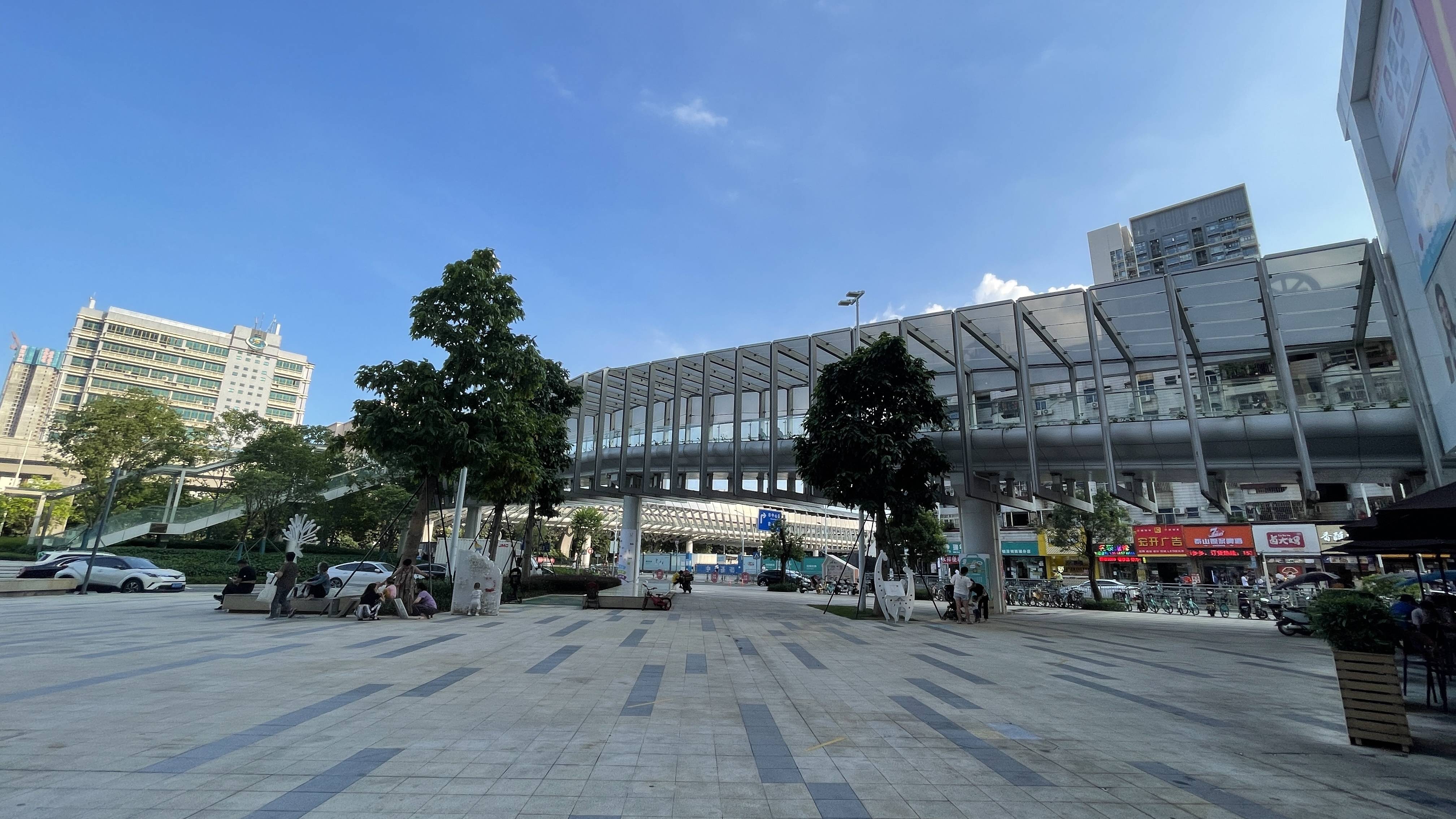 龙城吉祥地铁站连廊正式投入使用