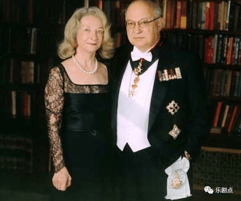 何鸿章与原配妻子佘安妮白头偕老,两人生育了5子3女,但他可能觉得亏欠