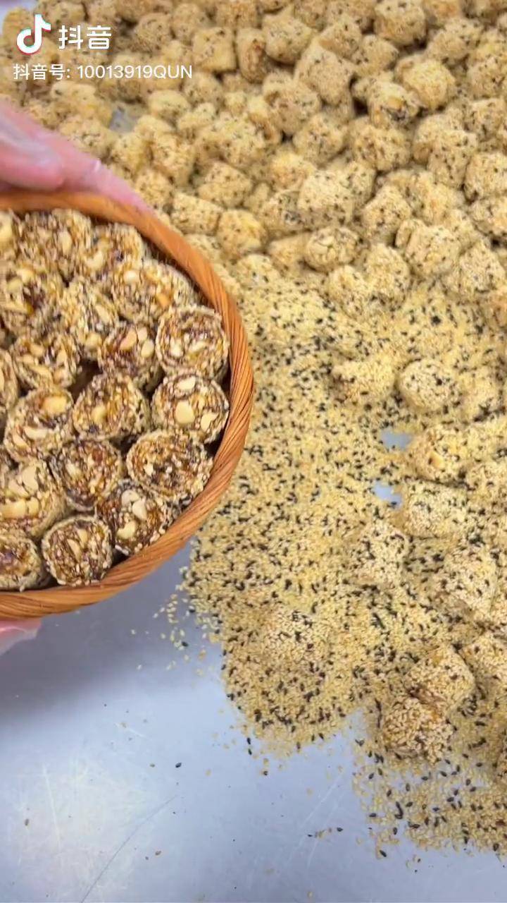 香甜软糯的手工芝麻猫屎糖,小时候的味道芝麻猫屎糖_芝麻_手工_小时候