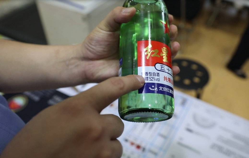 开云 开云体育平台民警解读火车携带物品新规 酒多少能带？花露水能不能带？(图2)