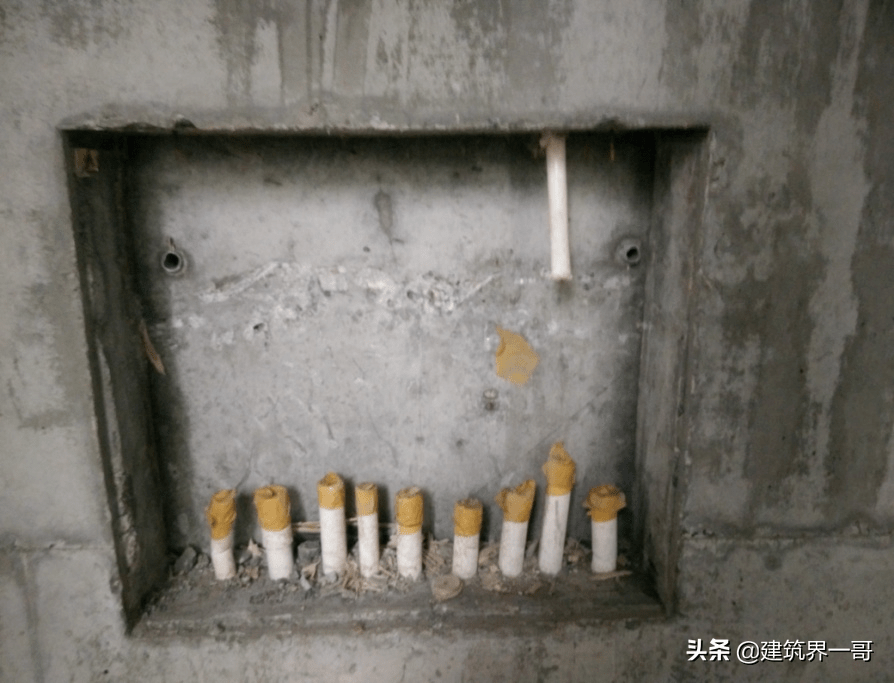 安装于砌体内的配电箱应预埋砼预制块,电箱突出结构墙面的尺寸,应与