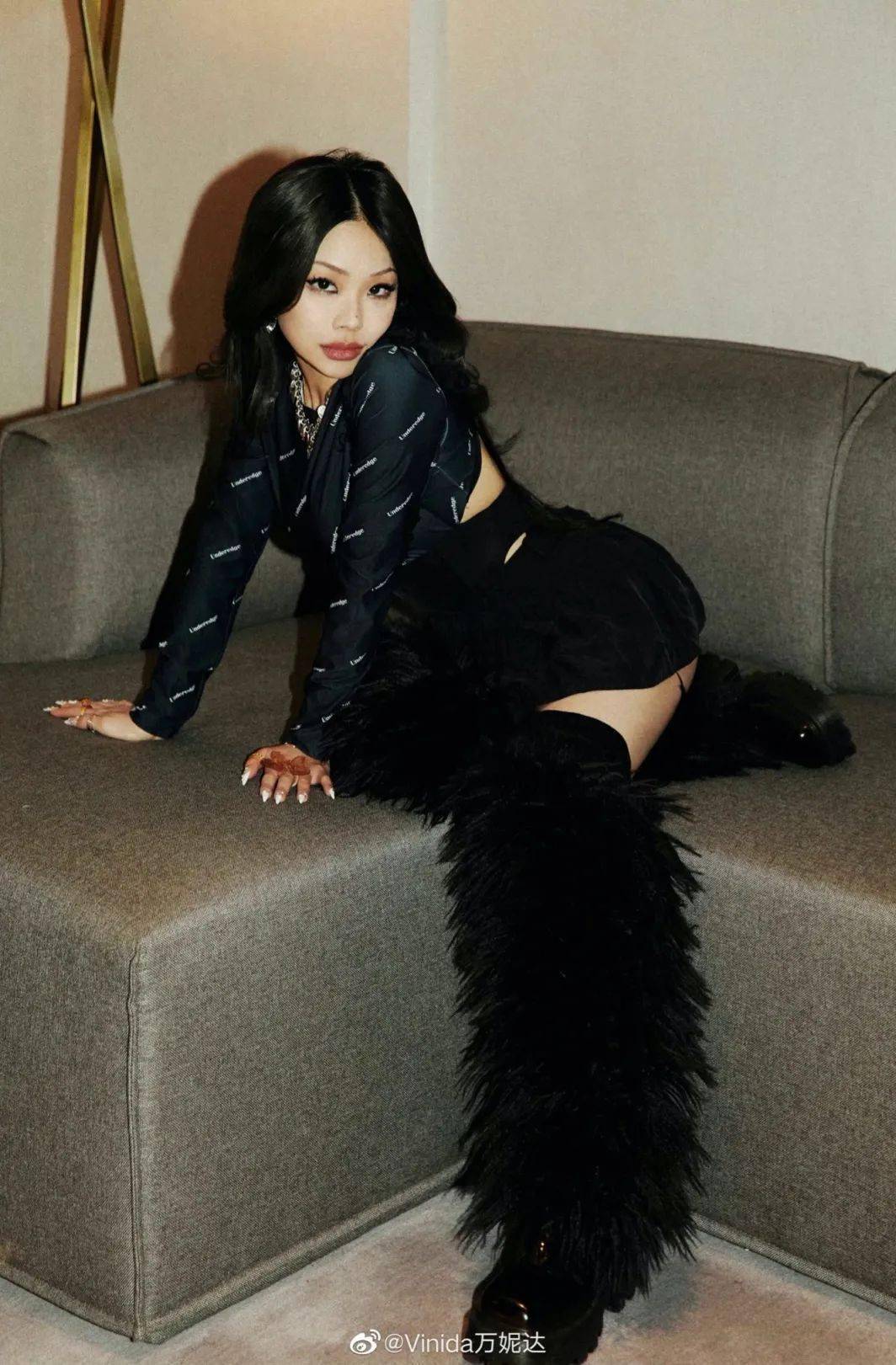 客观地说,相比vava典型的说唱单曲,万妮达选择的表演曲目几乎没有传统