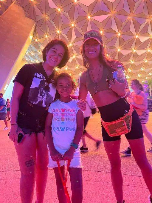 现役wwe超级巨星和莎夏一同亮相公众场合!_贝莉_班克斯_合约