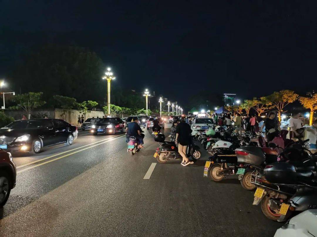 茂名这条网红街,比过年还热闹,现场人山人海