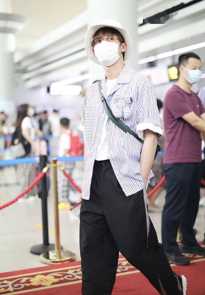 檀健次白t恤外搭休闲条纹衬衫 搭配渔夫帽走文艺小清新风_运动裤_蓝色