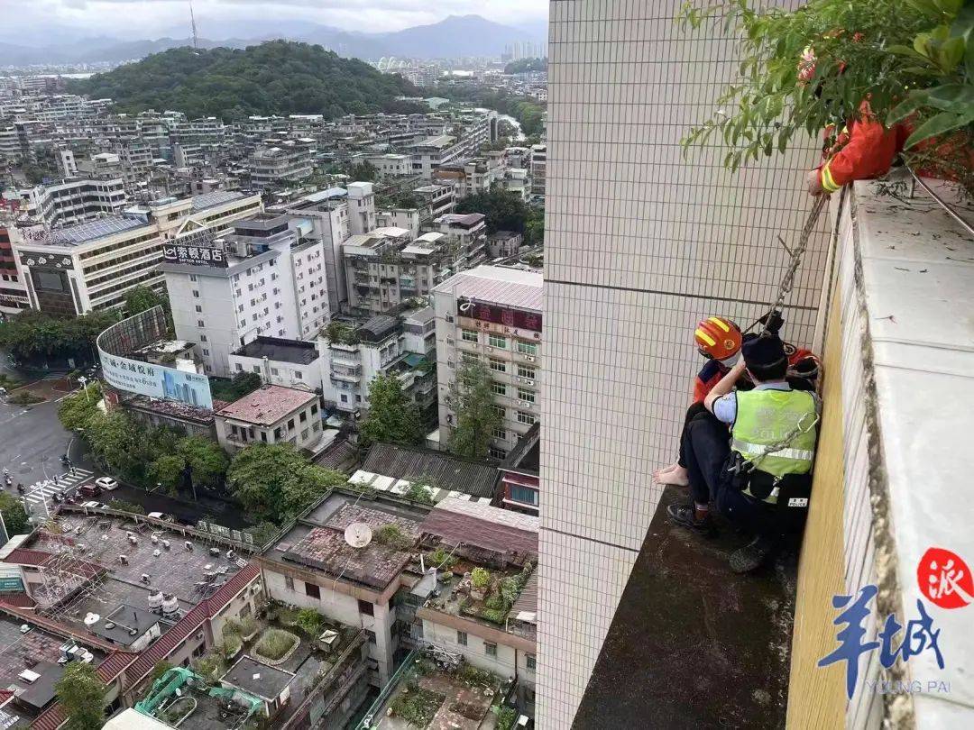 惊险 潮州特警楼楼顶纵身一跃 女子 人员 高翔