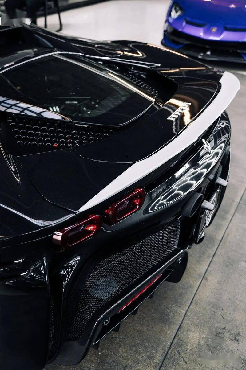 再度进化1016industries打造ferrarisf90stradale黑化碳纤维改装车款