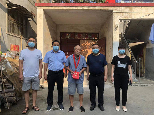 平舆县庙湾镇中心学校颁发"光荣在党50年"纪念章仪式