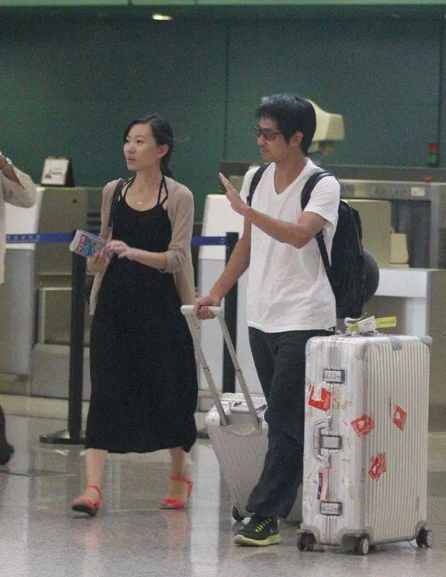 韩寒夫妇鲜少同框金丽华穿着朴素素颜苍白寡淡一看就没地位