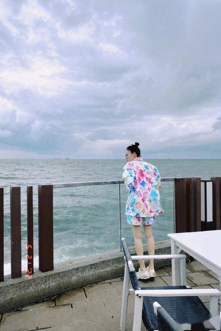 张韶涵扎双丸子头海边度假笑容灿烂似少女