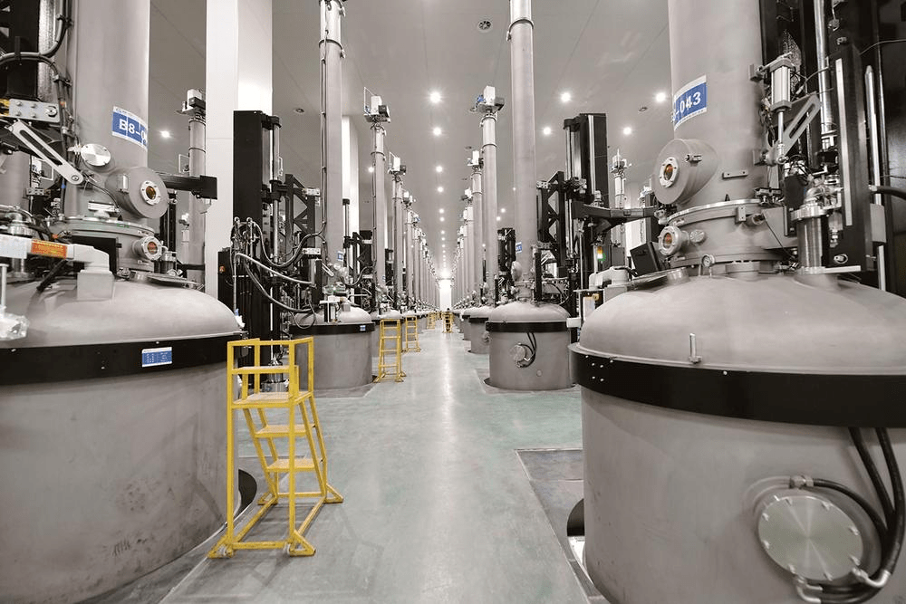 青海高景太阳能科技有限公司二期项目生产车间内一派忙碌景象对于光伏