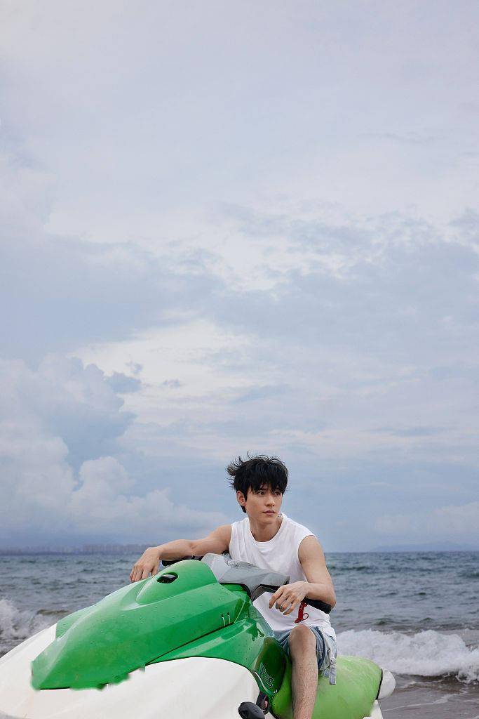 龚俊发布海上摩托畅玩写真肆意冲浪活力满满