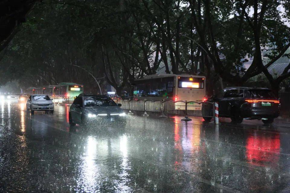 晚高峰暴雨如注鄭州氣象臺發佈暴雨藍色預警信號