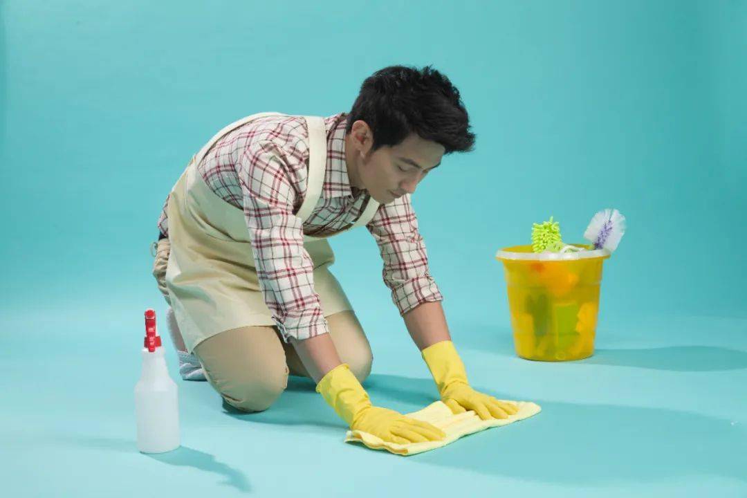 走进上海家庭越来越多的男保姆崭露头角10年后的今天沪上家政市场女性