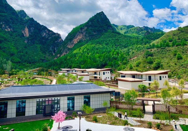 在公航旅·遮阳山明珠酒店推窗见景(央广网发 李红军 摄)穿行在遮阳山