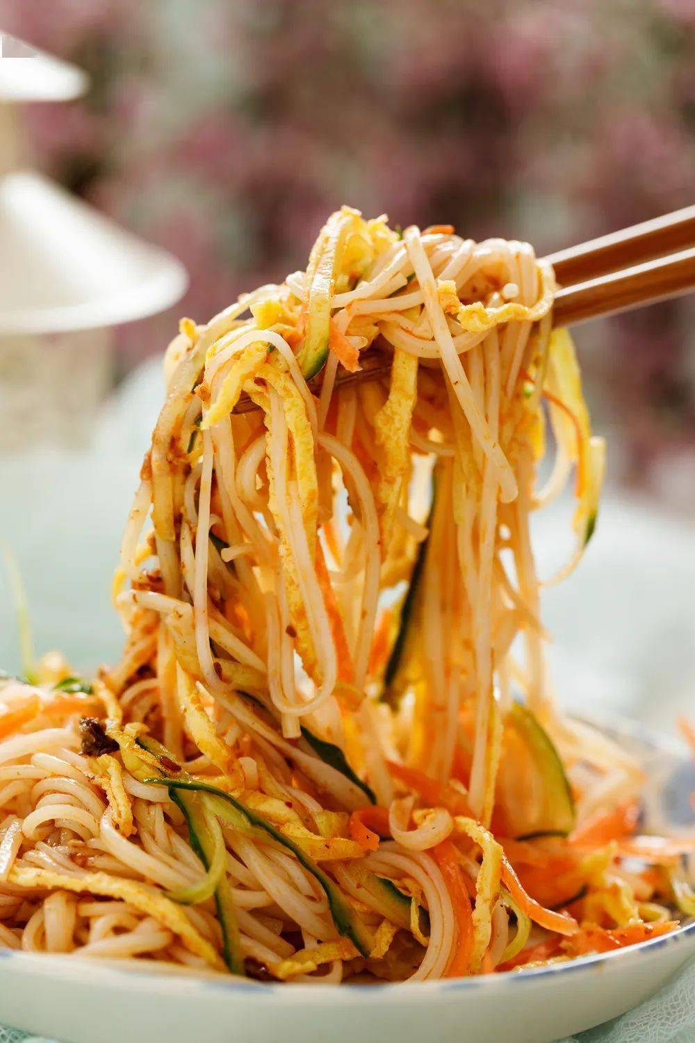 清粥小菜略输滋味,生鲜沙拉稍逊风骚,数炎夏风流,还看凉面——拯救