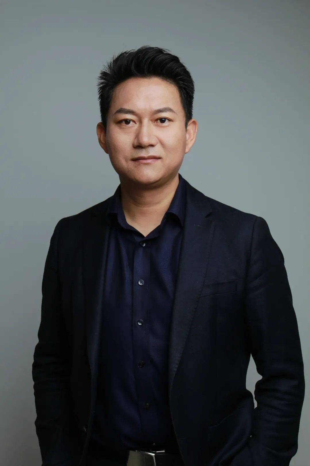 鲁子问教授担任总主编,中山市英语教研员张泰刚,辛健等老师担任初中