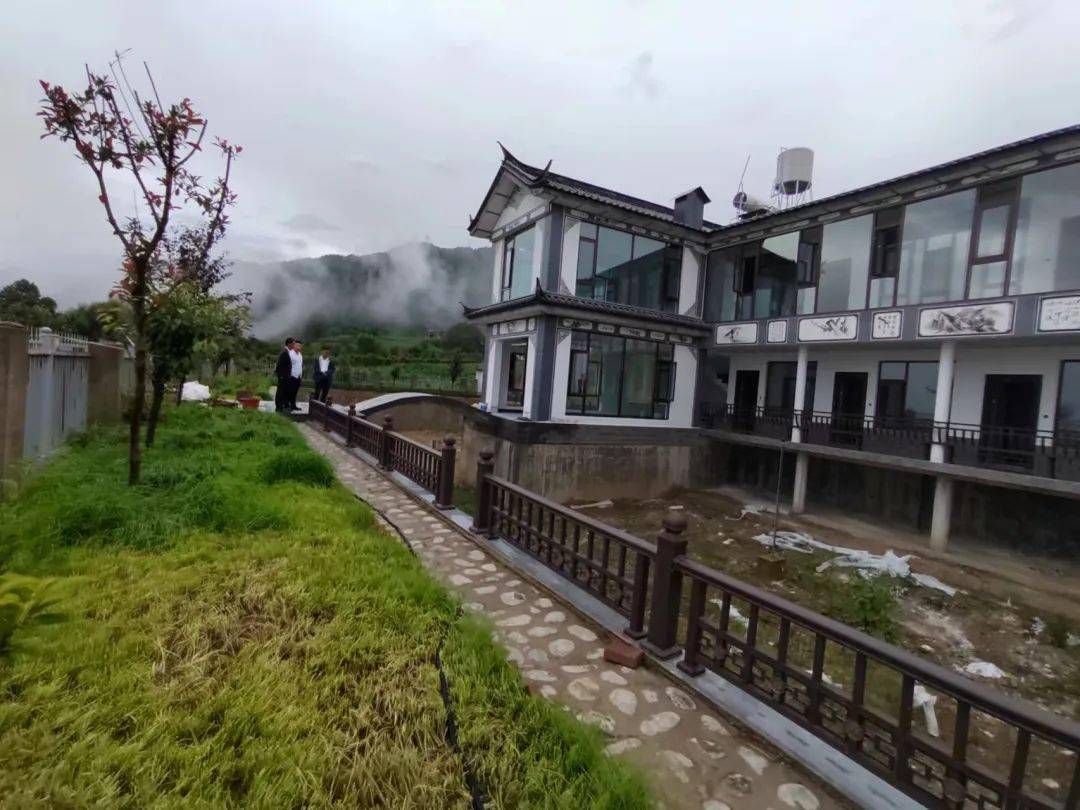 这是一次别开生面的现场推进会:7月5日,维西县保和镇"人才红旗村"现场