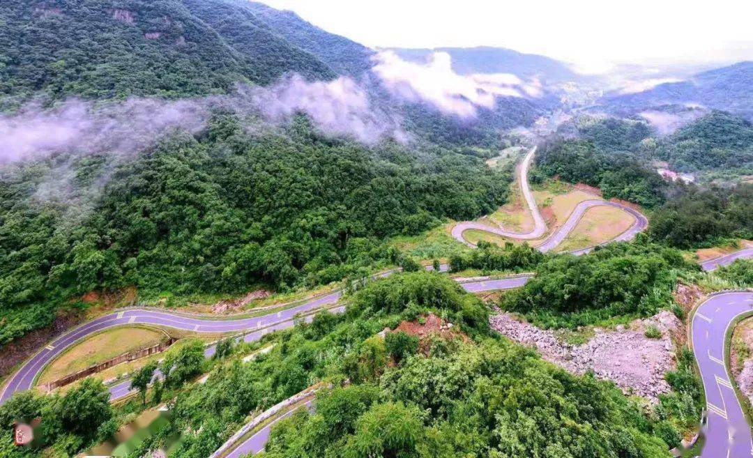 夏天的金寨中国红岭公路让人心动