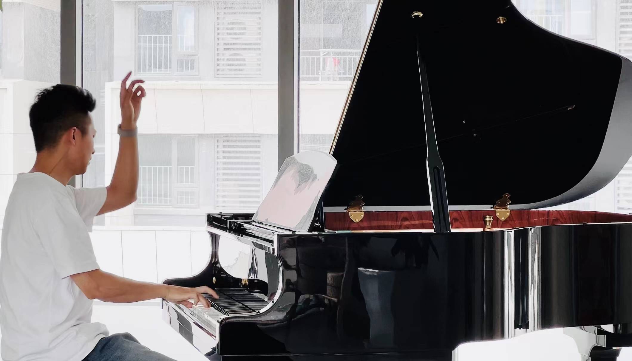 开着面包车弹钢琴一个男人决定短暂逃离