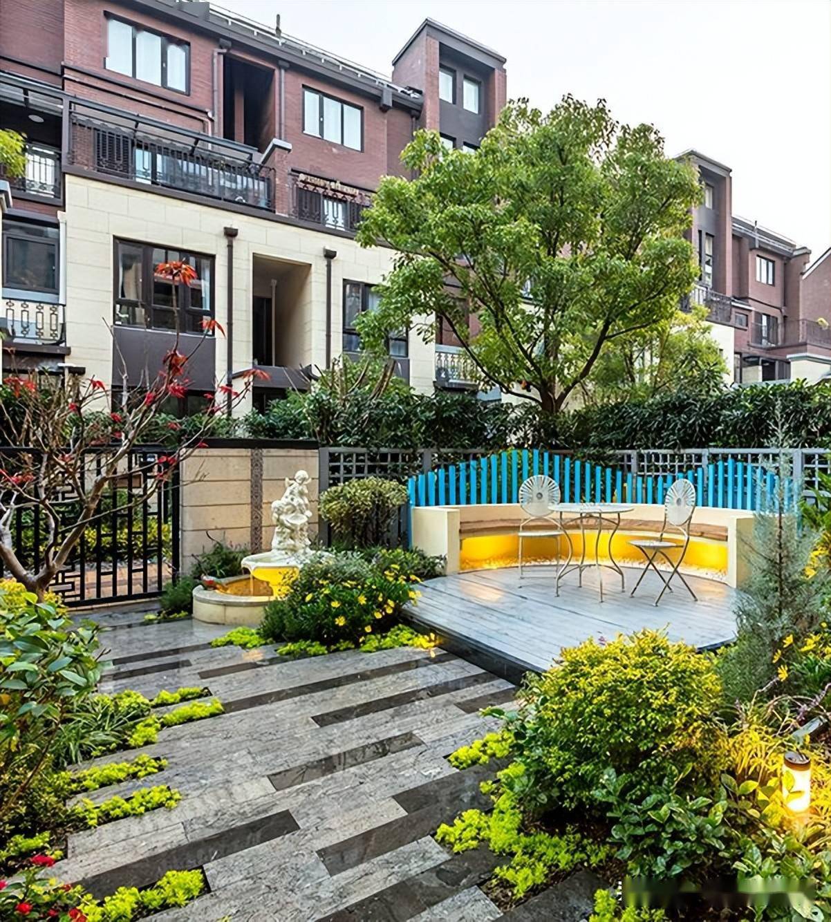 业主居住在湖畔佳苑,它坐落于成熟高档的资深别墅圈内——沪青平公路