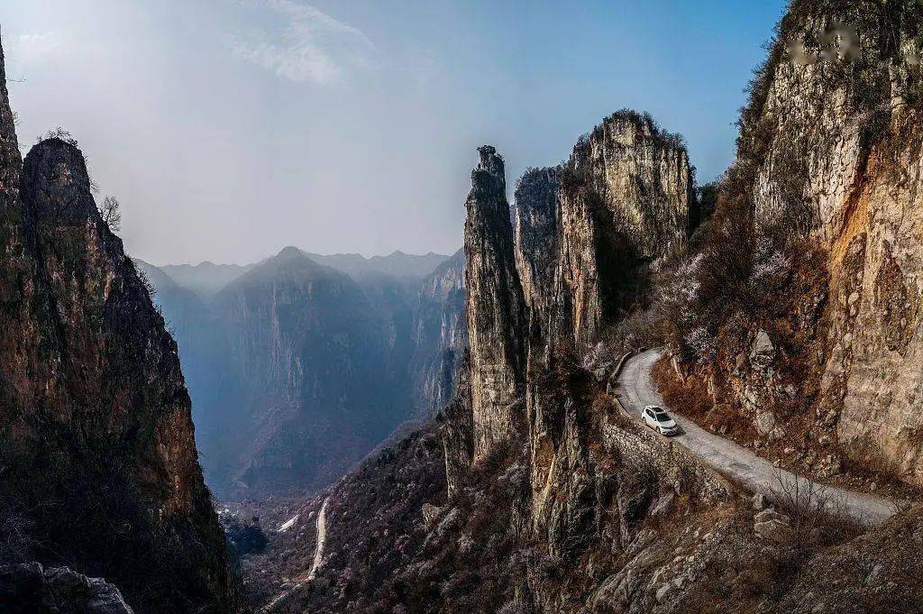 中国最美公路 | 雕崖挂壁公路,绝壁对峙,风光独好_鹤峰_峭壁_峡谷