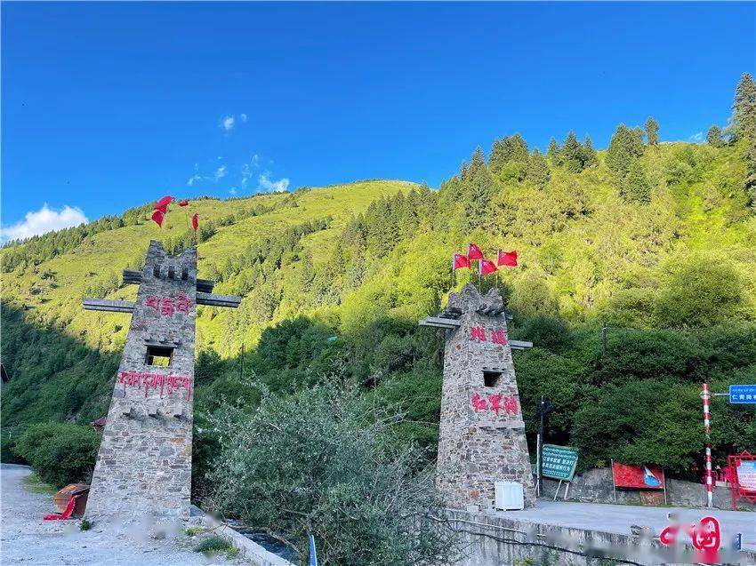 在三色班玛听红色故事呼吸绿色空气感受金色民族文化