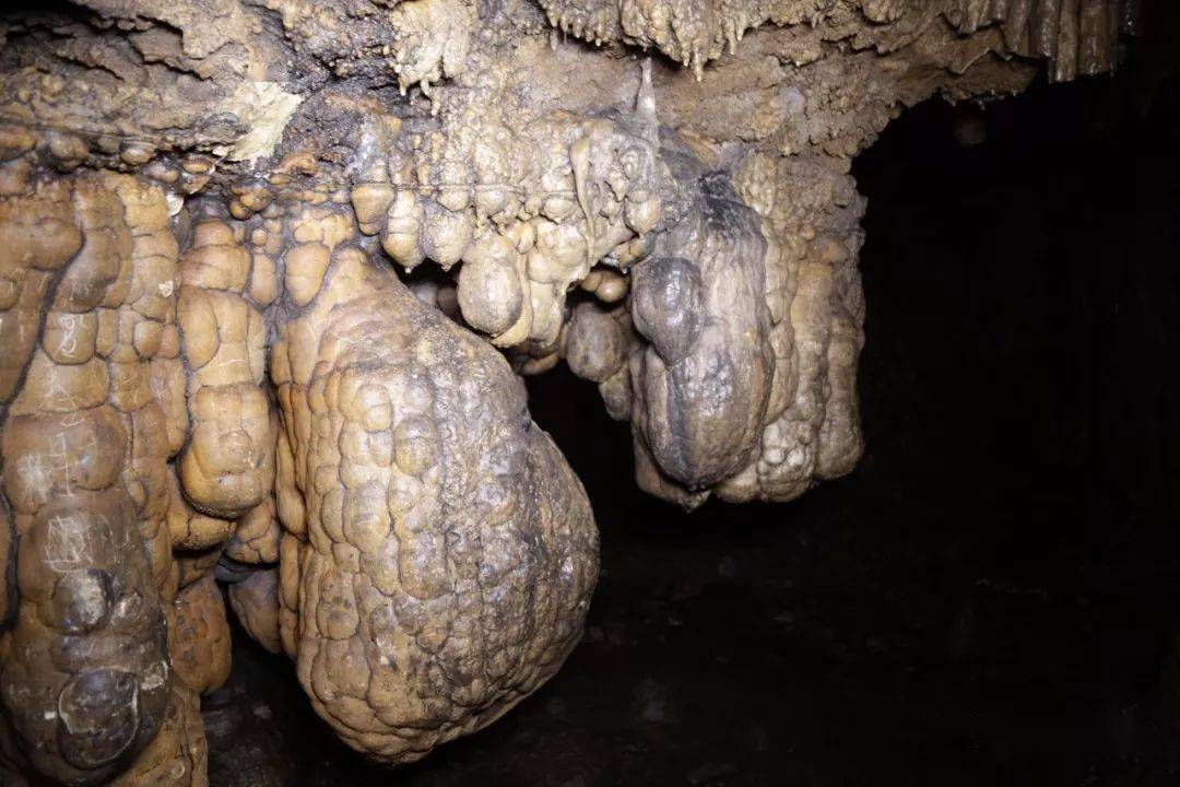 摄(图片来源侠客地理)中国第一个云朵石洞是位于贵州省丹寨县金瓜洞