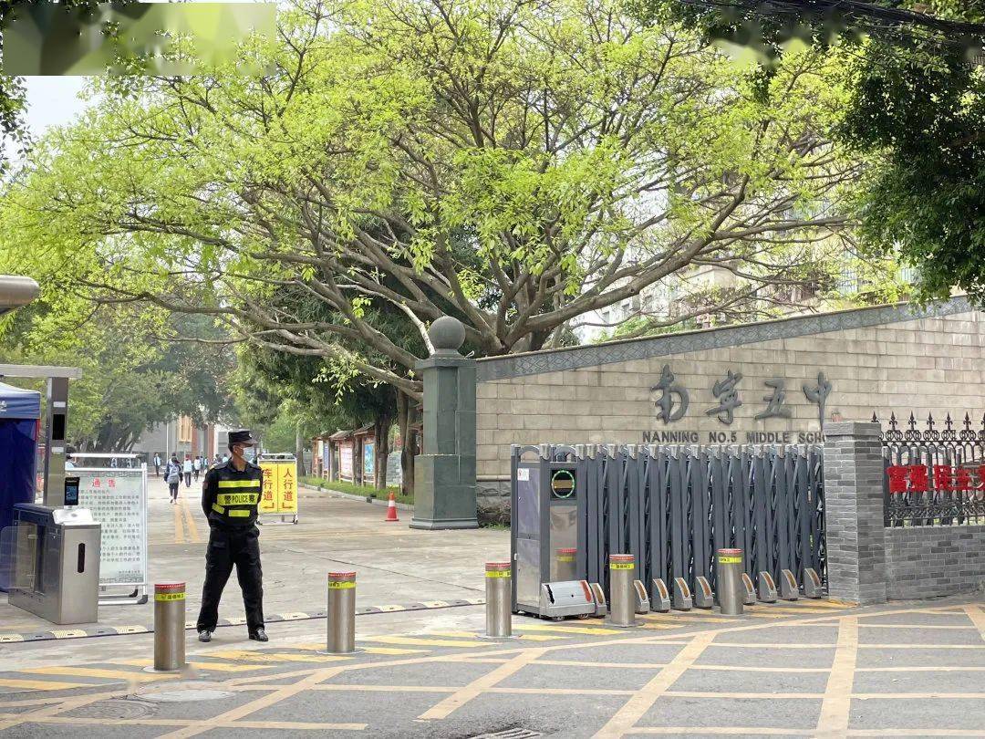 南宁市第十三中高中部地址:南宁市兴宁区中华路12号10.