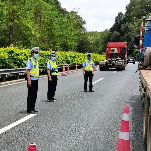 转作风 强效能 州公安局交警支队联合思小高速“一路三方”等各部门快速处理交通事故高速公路车辆行车道 1004