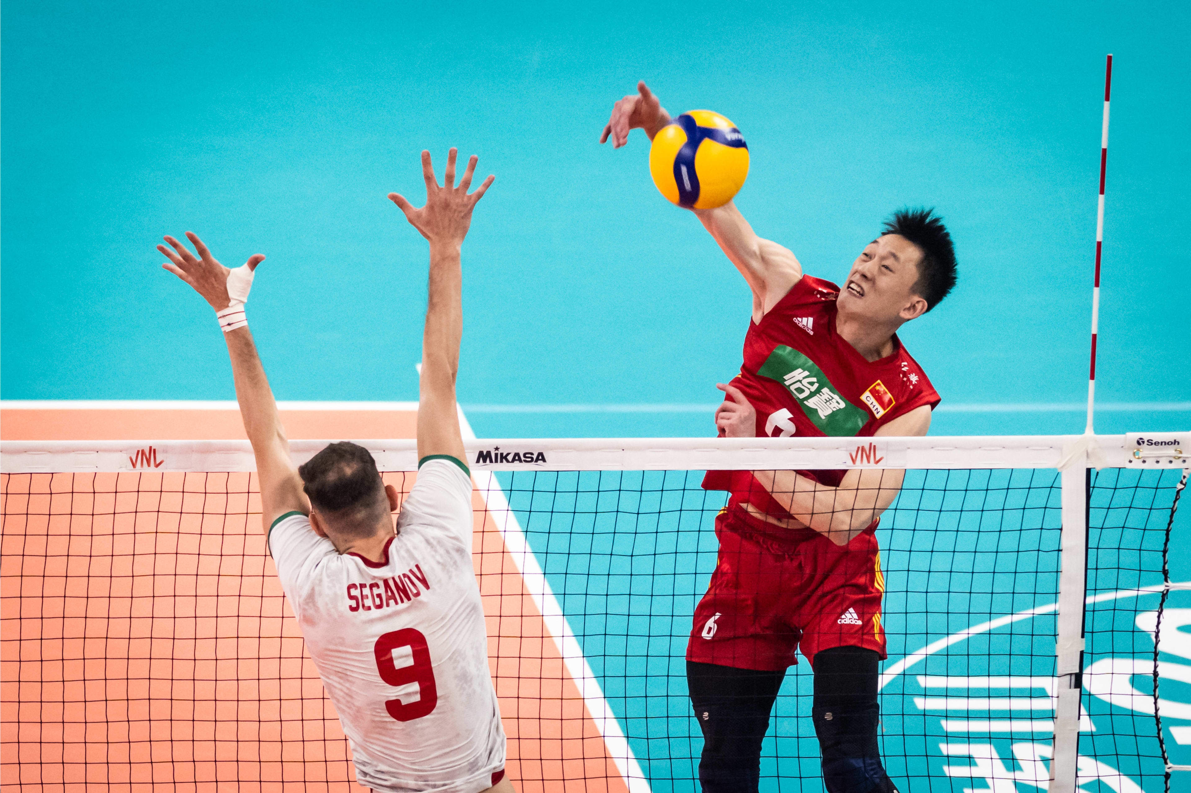 进攻行云流水中国男排3比1逆转击败保加利亚队