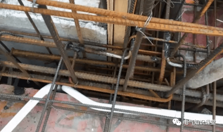 在建筑防雷设计时,对均压环的设计有什么要求_避雷器_电气_电位差